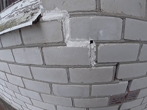 Шпаклевание трещины в стене